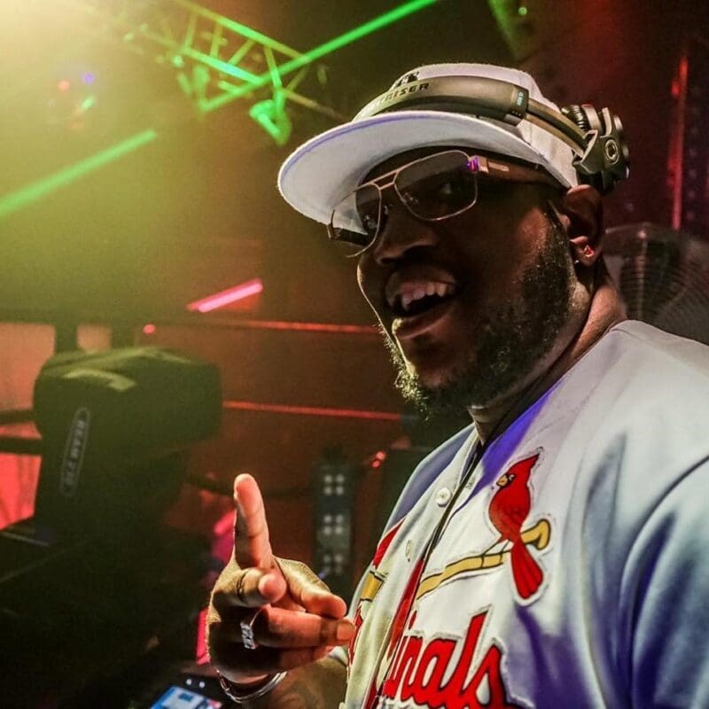 Teddy, DJ T-Y, souriant dans le club.