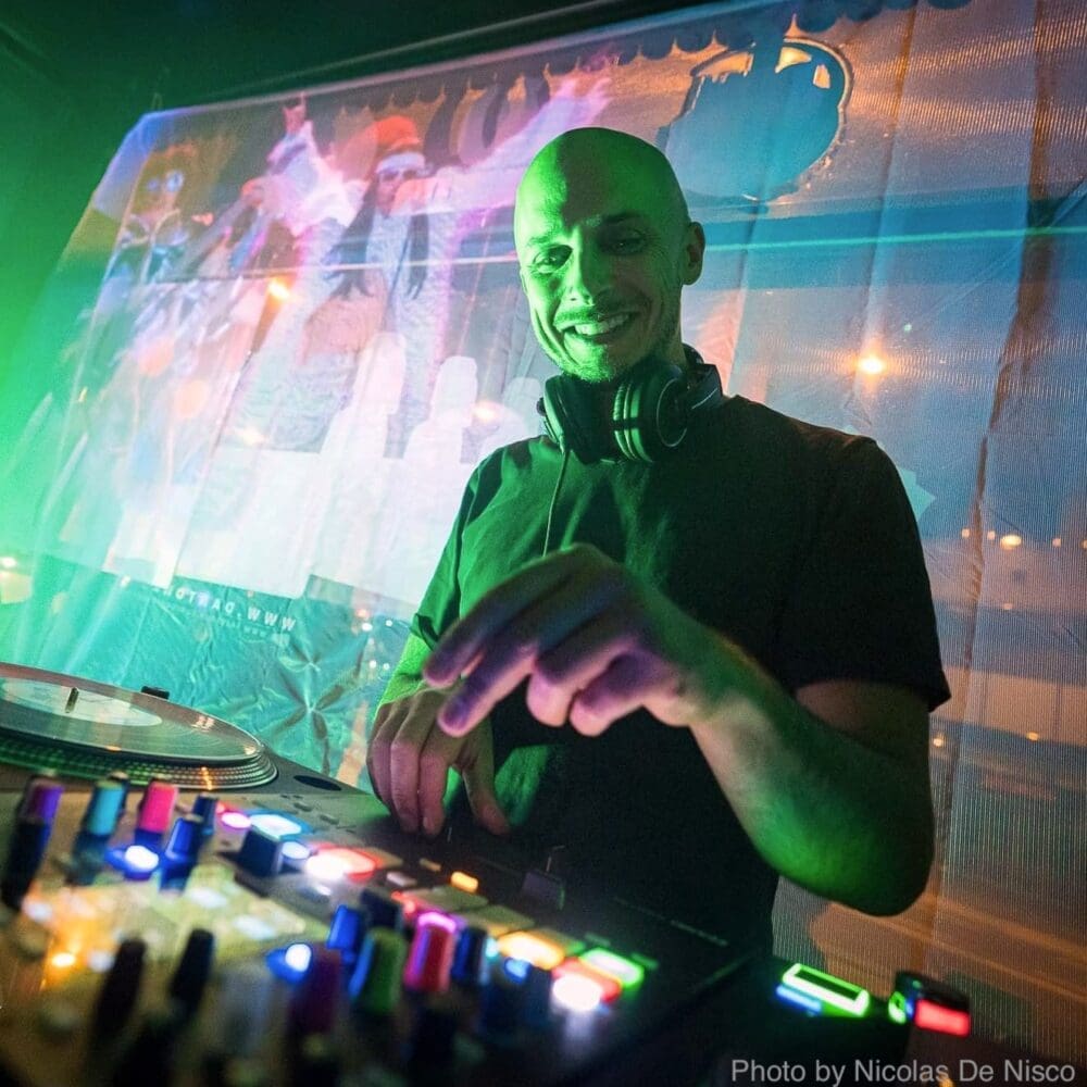 Le DJ Suisse, Imadjin aka DJ Dob avec projection vidéo